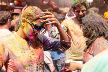 BARSANA, UTTAR PRADESH / INDIA - Mart 2020: İnsanlar geleneksel ve törensel renkli Lathmar Holi 'yi kutluyor 