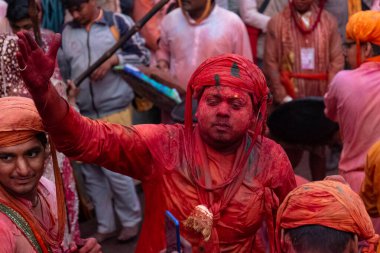 BARSANA, UTTAR PRADESH / INDIA - Mart 2020: İnsanlar geleneksel ve törensel renkli Lathmar Holi 'yi kutluyor 