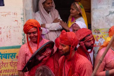 BARSANA, UTTAR PRADESH / INDIA - Mart 2020: İnsanlar geleneksel ve törensel renkli Lathmar Holi 'yi kutluyor 