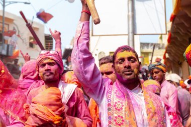 BARSANA, UTTAR PRADESH / INDIA - Mart 2020: İnsanlar geleneksel ve törensel renkli Lathmar Holi 'yi kutluyor 