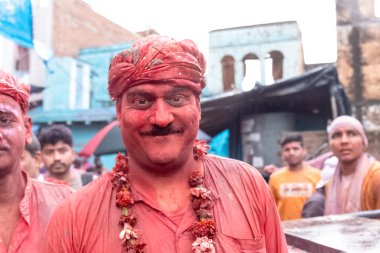 BARSANA, UTTAR PRADESH / INDIA - Mart 2020: İnsanlar geleneksel ve törensel renkli Lathmar Holi 'yi kutluyor 