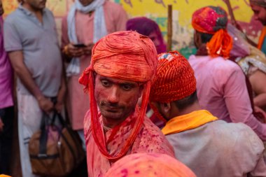 BARSANA, UTTAR PRADESH / INDIA - Mart 2020: İnsanlar geleneksel ve törensel renkli Lathmar Holi 'yi kutluyor 