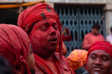 BARSANA, UTTAR PRADESH / INDIA - Mart 2020: İnsanlar geleneksel ve törensel renkli Lathmar Holi 'yi kutluyor 