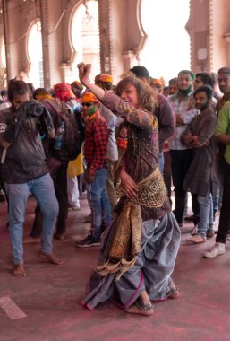 BARSANA, UTTAR PRADESH / INDIA - Mart 2020: İnsanlar geleneksel ve törensel renkli Lathmar Holi 'yi kutluyor 