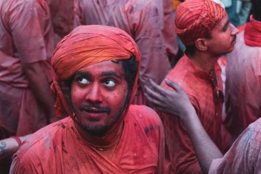 BARSANA, UTTAR PRADESH / INDIA - Mart 2020: İnsanlar geleneksel ve törensel renkli Lathmar Holi 'yi kutluyor 