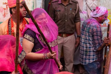 BARSANA, UTTAR PRADESH / INDIA - Mart 2020: İnsanlar geleneksel ve törensel renkli Lathmar Holi 'yi kutluyor 