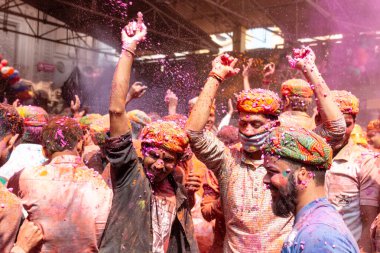 BARSANA, UTTAR PRADESH / INDIA - Mart 2020: İnsanlar geleneksel ve törensel renkli Lathmar Holi 'yi kutluyor 