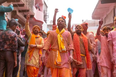 BARSANA, UTTAR PRADESH / INDIA - Mart 2020: İnsanlar geleneksel ve törensel renkli Lathmar Holi 'yi kutluyor 