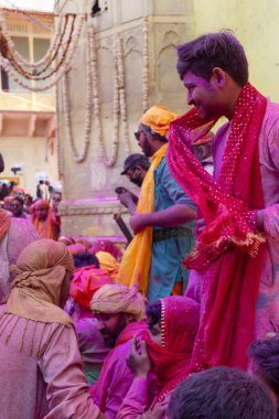 BARSANA, UTTAR PRADESH / INDIA - Mart 2020: İnsanlar geleneksel ve törensel renkli Lathmar Holi 'yi kutluyor 