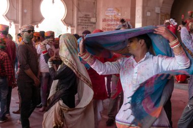BARSANA, UTTAR PRADESH / INDIA - Mart 2020: İnsanlar geleneksel ve törensel renkli Lathmar Holi 'yi kutluyor 