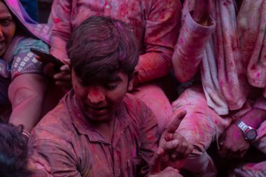 BARSANA, UTTAR PRADESH / INDIA - Mart 2020: İnsanlar geleneksel ve törensel renkli Lathmar Holi 'yi kutluyor 