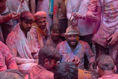 BARSANA, UTTAR PRADESH / INDIA - Mart 2020: İnsanlar geleneksel ve törensel renkli Lathmar Holi 'yi kutluyor 