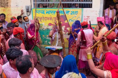 BARSANA, UTTAR PRADESH / INDIA - Mart 2020: İnsanlar geleneksel ve törensel renkli Lathmar Holi 'yi kutluyor 