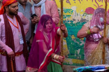 BARSANA, UTTAR PRADESH / INDIA - Mart 2020: İnsanlar geleneksel ve törensel renkli Lathmar Holi 'yi kutluyor 