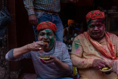 BARSANA, UTTAR PRADESH / INDIA - Mart 2020: İnsanlar geleneksel ve törensel renkli Lathmar Holi 'yi kutluyor 