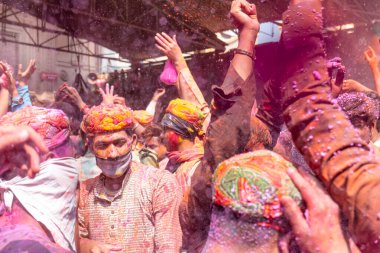 BARSANA, UTTAR PRADESH / INDIA - Mart 2020: İnsanlar geleneksel ve törensel renkli Lathmar Holi 'yi kutluyor 