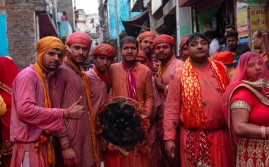 BARSANA, UTTAR PRADESH / INDIA - Mart 2020: İnsanlar geleneksel ve törensel renkli Lathmar Holi 'yi kutluyor 