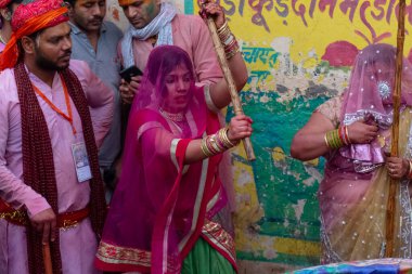 BARSANA, UTTAR PRADESH / INDIA - Mart 2020: İnsanlar geleneksel ve törensel renkli Lathmar Holi 'yi kutluyor 