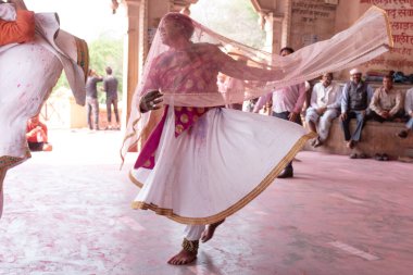 BARSANA, Uttar Pradesh / Hindistan - Mart 2020: Barsana 'daki Radhey Rani Tapınağı' nda düzenlenen Holi festival kutlamalarına katılan Hintliler