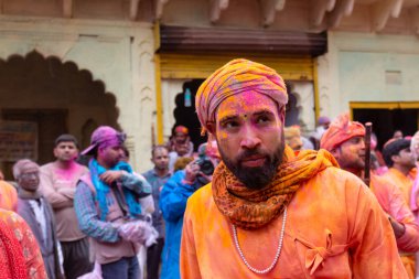 BARSANA, UTTAR PRADESH / INDIA - Mart 2020: İnsanlar geleneksel ve törensel renkli Lathmar Holi 'yi kutluyor 