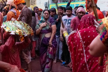 BARSANA, UTTAR PRADESH / INDIA - Mart 2020: İnsanlar geleneksel ve törensel renkli Lathmar Holi 'yi kutluyor 