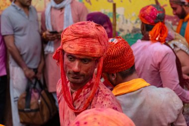 BARSANA, UTTAR PRADESH / INDIA - Mart 2020: İnsanlar geleneksel ve törensel renkli Lathmar Holi 'yi kutluyor 