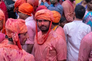 BARSANA, UTTAR PRADESH / INDIA - Mart 2020: İnsanlar geleneksel ve törensel renkli Lathmar Holi 'yi kutluyor 