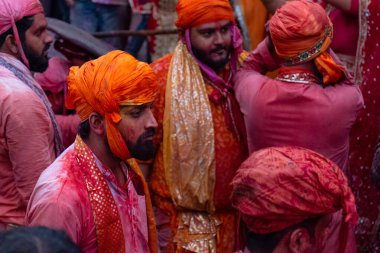 BARSANA, UTTAR PRADESH / INDIA - Mart 2020: İnsanlar geleneksel ve törensel renkli Lathmar Holi 'yi kutluyor 