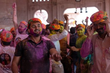 BARSANA, UTTAR PRADESH / INDIA - Mart 2020: İnsanlar geleneksel ve törensel renkli Lathmar Holi 'yi kutluyor 