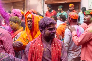 BARSANA, UTTAR PRADESH / INDIA - Mart 2020: İnsanlar geleneksel ve törensel renkli Lathmar Holi 'yi kutluyor 