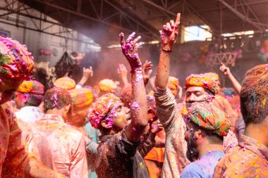 BARSANA, UTTAR PRADESH / INDIA - Mart 2020: İnsanlar geleneksel ve törensel renkli Lathmar Holi 'yi kutluyor 