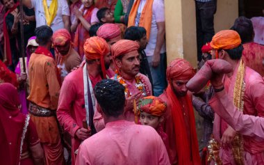 BARSANA, UTTAR PRADESH / INDIA - Mart 2020: İnsanlar geleneksel ve törensel renkli Lathmar Holi 'yi kutluyor 