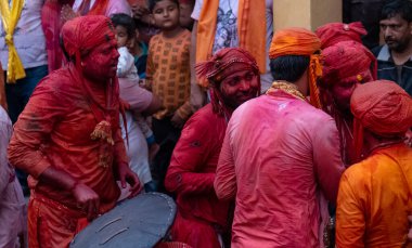 BARSANA, UTTAR PRADESH / INDIA - Mart 2020: İnsanlar geleneksel ve törensel renkli Lathmar Holi 'yi kutluyor 