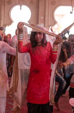 BARSANA, UTTAR PRADESH / INDIA - Mart 2020: İnsanlar geleneksel ve törensel renkli Lathmar Holi 'yi kutluyor 