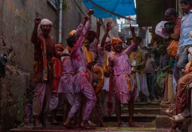 BARSANA, UTTAR PRADESH / INDIA - Mart 2020: İnsanlar geleneksel ve törensel renkli Lathmar Holi 'yi kutluyor 