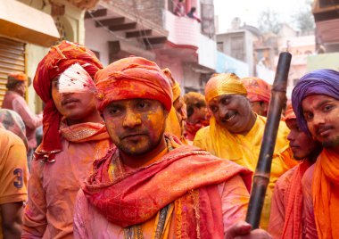 BARSANA, UTTAR PRADESH / INDIA - Mart 2020: İnsanlar geleneksel ve törensel renkli Lathmar Holi 'yi kutluyor 