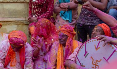 BARSANA, UTTAR PRADESH / INDIA - Mart 2020: İnsanlar geleneksel ve törensel renkli Lathmar Holi 'yi kutluyor 