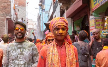 BARSANA, UTTAR PRADESH / INDIA - Mart 2020: İnsanlar geleneksel ve törensel renkli Lathmar Holi 'yi kutluyor 