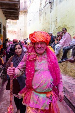 BARSANA, UTTAR PRADESH / INDIA - Mart 2020: İnsanlar geleneksel ve törensel renkli Lathmar Holi 'yi kutluyor 