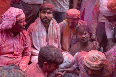BARSANA, UTTAR PRADESH / INDIA - Mart 2020: İnsanlar geleneksel ve törensel renkli Lathmar Holi 'yi kutluyor 