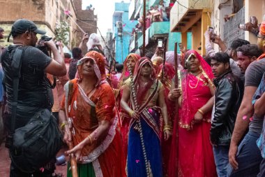 BARSANA, UTTAR PRADESH / INDIA - Mart 2020: İnsanlar geleneksel ve törensel renkli Lathmar Holi 'yi kutluyor 