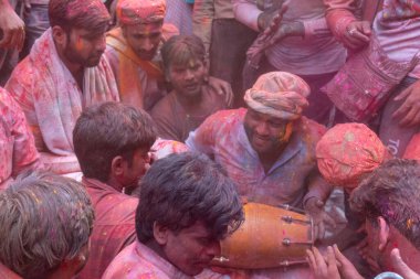 BARSANA, UTTAR PRADESH / INDIA - Mart 2020: İnsanlar geleneksel ve törensel renkli Lathmar Holi 'yi kutluyor 