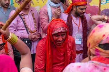 BARSANA, UTTAR PRADESH / INDIA - Mart 2020: İnsanlar geleneksel ve törensel renkli Lathmar Holi 'yi kutluyor 