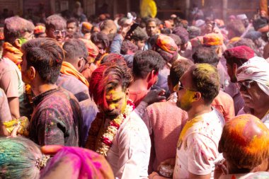 BARSANA, UTTAR PRADESH / INDIA - Mart 2020: İnsanlar geleneksel ve törensel renkli Lathmar Holi 'yi kutluyor 