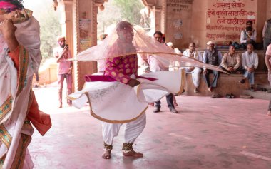 BARSANA, Uttar Pradesh / Hindistan - Mart 2020: Barsana 'daki Radhey Rani Tapınağı' nda düzenlenen Holi festival kutlamalarına katılan Hintliler
