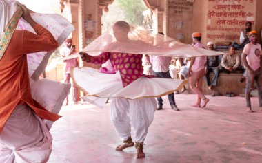 BARSANA, Uttar Pradesh / Hindistan - Mart 2020: Barsana 'daki Radhey Rani Tapınağı' nda düzenlenen Holi festival kutlamalarına katılan Hintliler