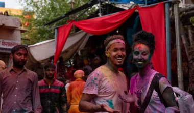 BARSANA, UTTAR PRADESH / INDIA - Mart 2020: İnsanlar geleneksel ve törensel renkli Lathmar Holi 'yi kutluyor 