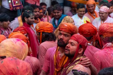 BARSANA, UTTAR PRADESH / INDIA - Mart 2020: İnsanlar geleneksel ve törensel renkli Lathmar Holi 'yi kutluyor 