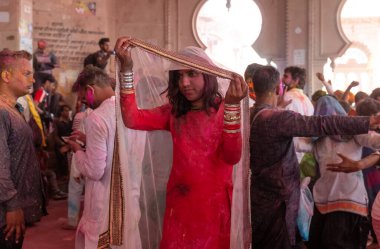 BARSANA, UTTAR PRADESH / INDIA - Mart 2020: İnsanlar geleneksel ve törensel renkli Lathmar Holi 'yi kutluyor 