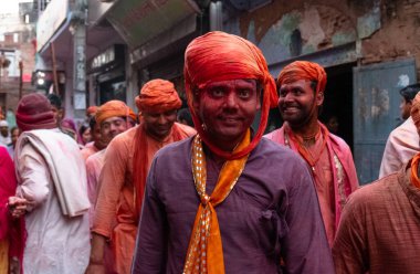 BARSANA, UTTAR PRADESH / INDIA - Mart 2020: İnsanlar geleneksel ve törensel renkli Lathmar Holi 'yi kutluyor 